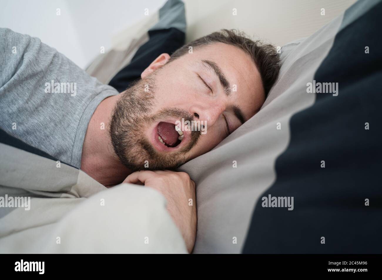 Man Sleep Mouth Open Stockfotos Und Bilder Kaufen Alamy