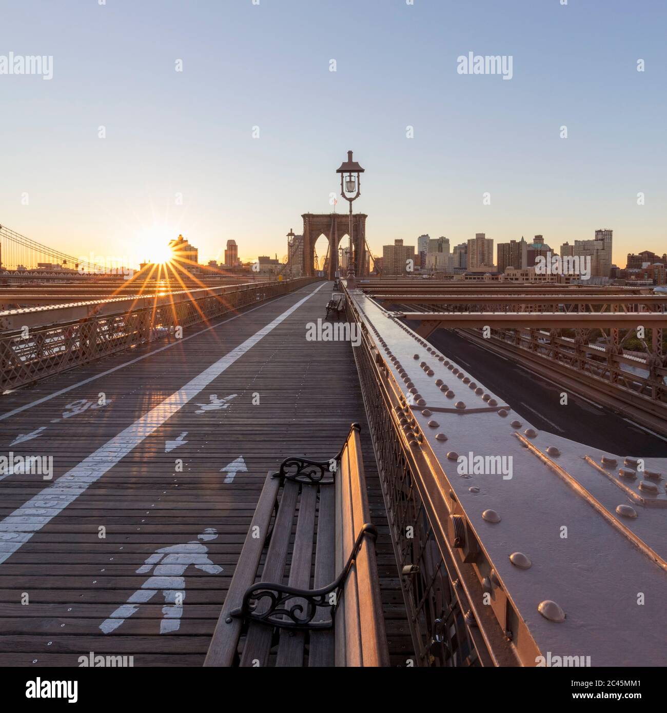 Blick über die Brooklyn Bridge, New York City, USA während der Corona-Virus-Krise. Stockfoto