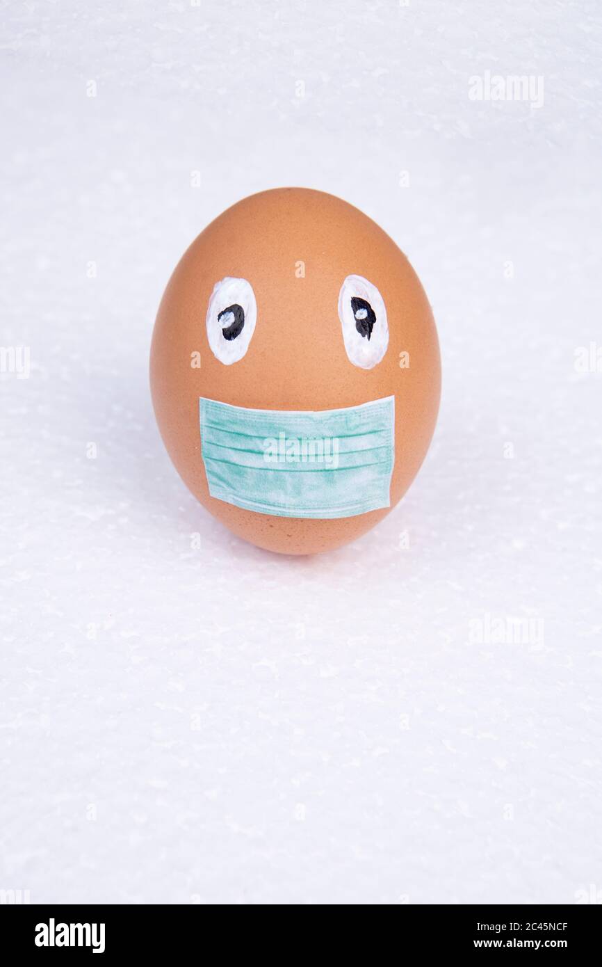 Fotoarbeit, Stillleben soziale Distanzierung.Reflektieren Sie die Geschichte in einer COVID-19 Virus-Ära society.Communication mit kreativer Kunst mit Hühnereiern und Co Stockfoto