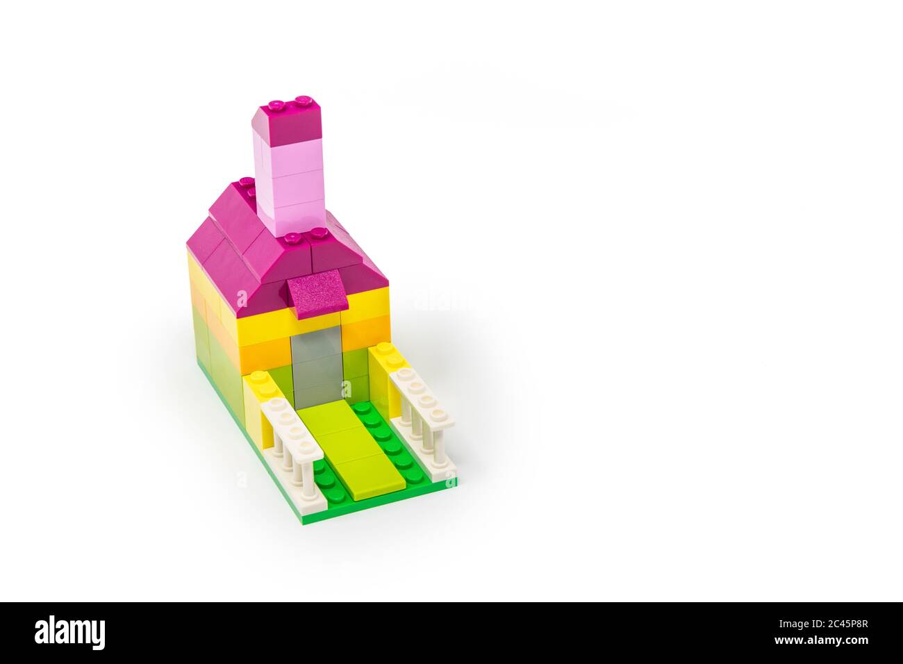 15. Mai 2019 - Rom, Italien - Lego Haus aus klassisch farbigen Bausteinen,  isoliert auf weiß. Konzept von Haus, Bau, Investitionen, Einsparungen  Stockfotografie - Alamy