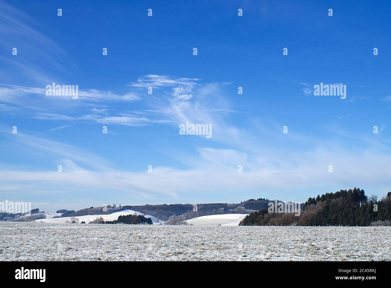 Tal im Schnee unter blauem Himmel Landschaft Stockfoto