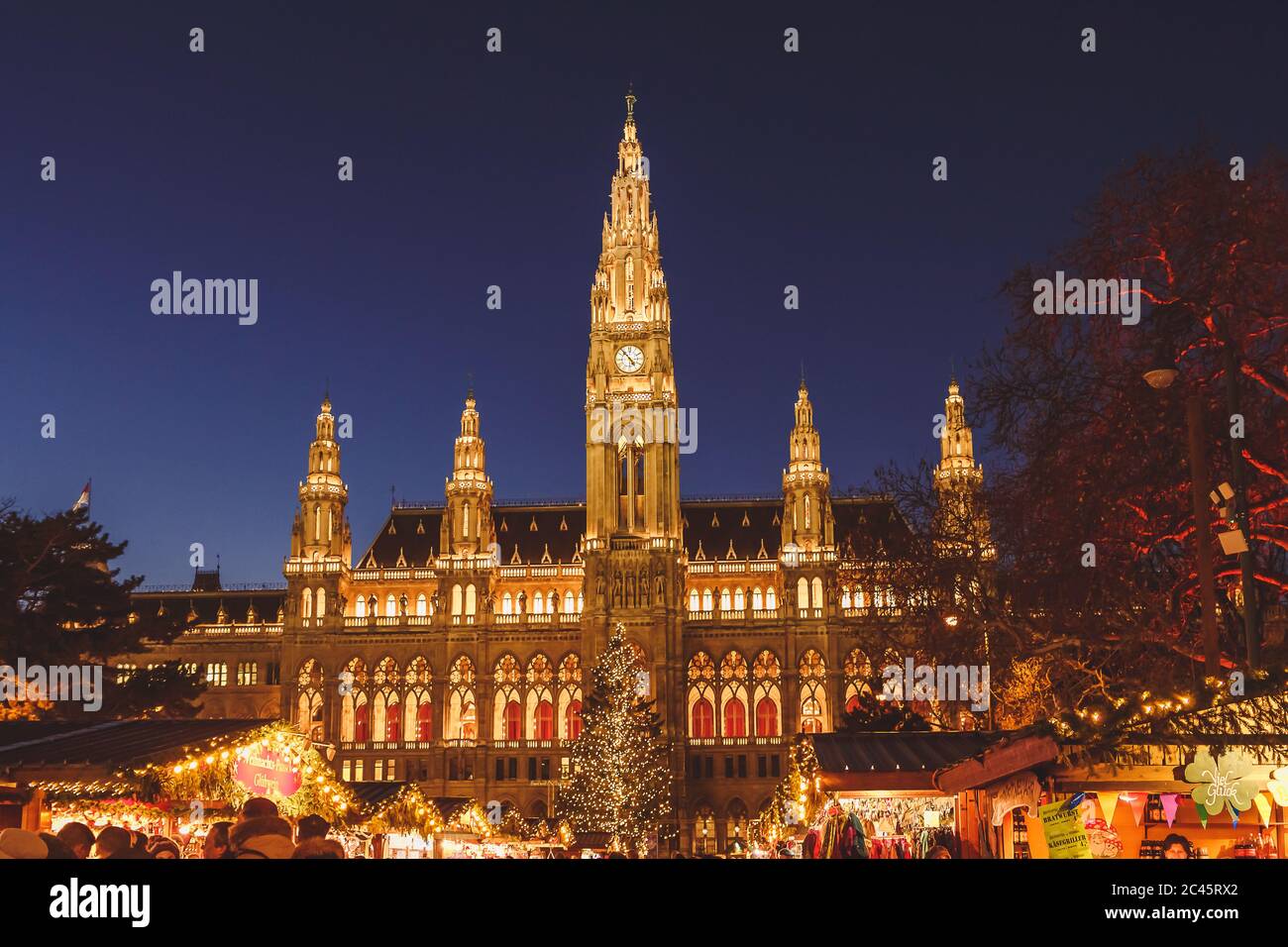 Nachtaufnahme des Weihnachtsmarktes vor dem Rathaus in Wien, Österreich Stockfoto