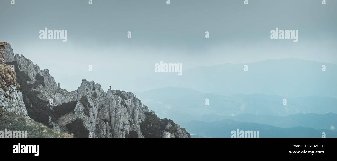 Bergkette an einem nebeligen Tag bei Schneeberg in Niederösterreich Stockfoto