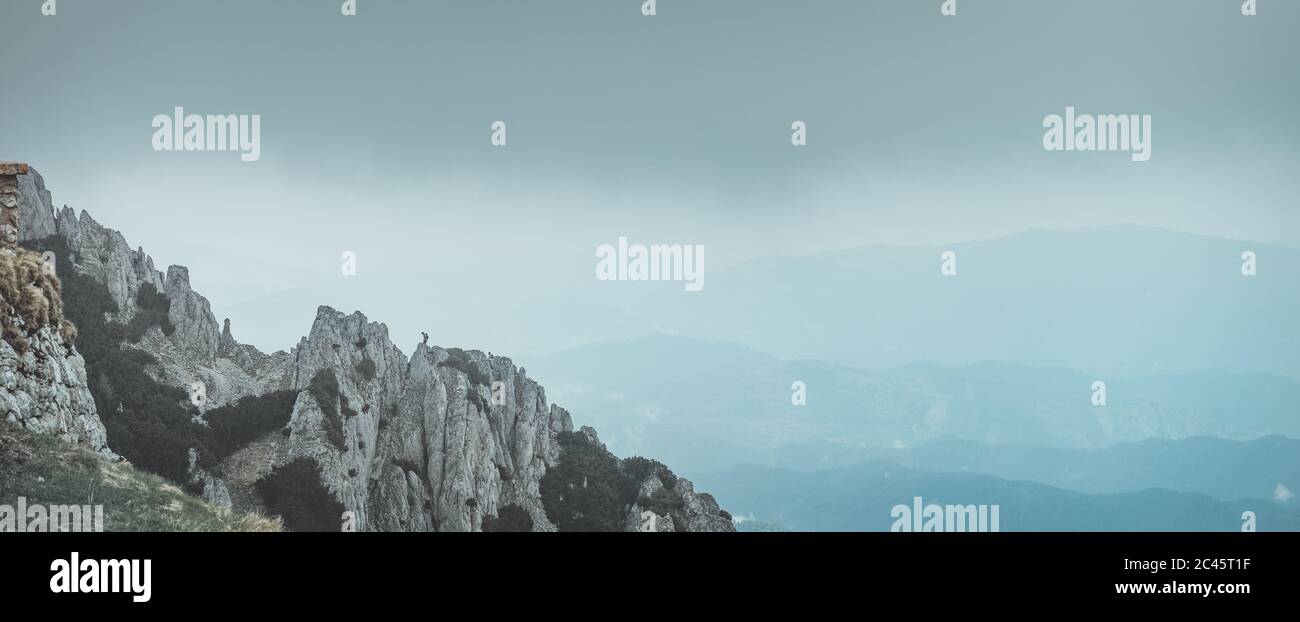 Bergkette an einem nebeligen Tag bei Schneeberg in Niederösterreich Stockfoto