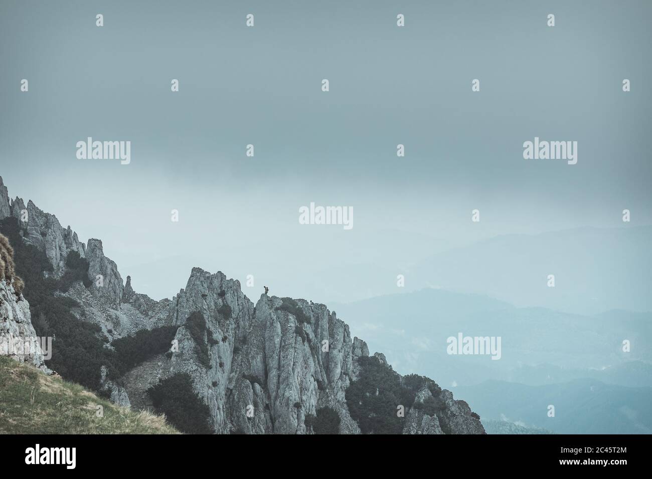 Bergkette an einem nebeligen Tag bei Schneeberg in Niederösterreich Stockfoto