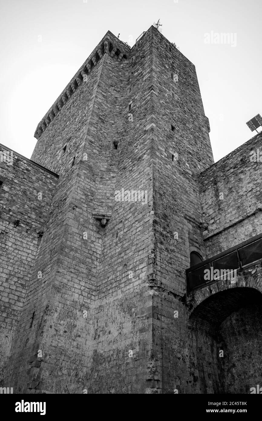 30. Juni 2019 - Narni, Umbrien, Italien - der Hof der mittelalterlichen Burg, in der alten Ortschaft Narni. Blauer Himmel im Sommer. Die große Haupt t Stockfoto