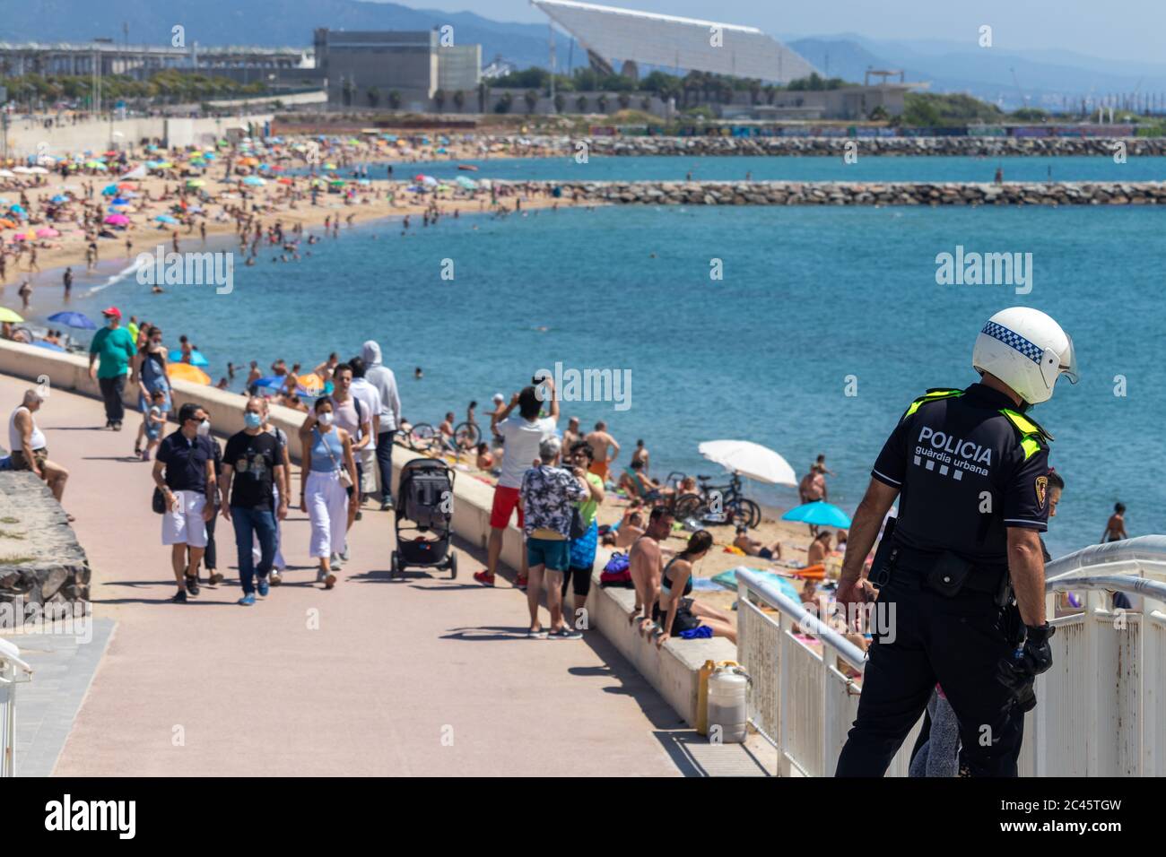 Barcelona, Spanien. Juni 2020. Polizist patrouilliert an einem Strand in Barcelona während des Sant Juan Festes. Nach mehr als 3 Monaten Absperrung in Spanien gehen in der sogenannten 'Nuw Normalität' massiv Leute an den Strand. Pflichtnachweis: Dino Geromella / Alamy Live News Credit: Dino Geromella/Alamy Live News Stockfoto