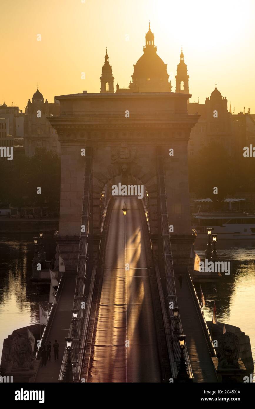 Blick auf die hinterleuchtete Kettenbrücke in Budapest Stockfoto