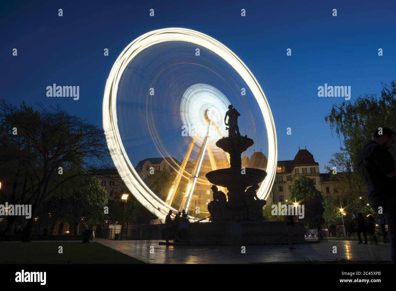 Spinning Riesenrad in einem Stadtpark in der Nacht Stockfoto