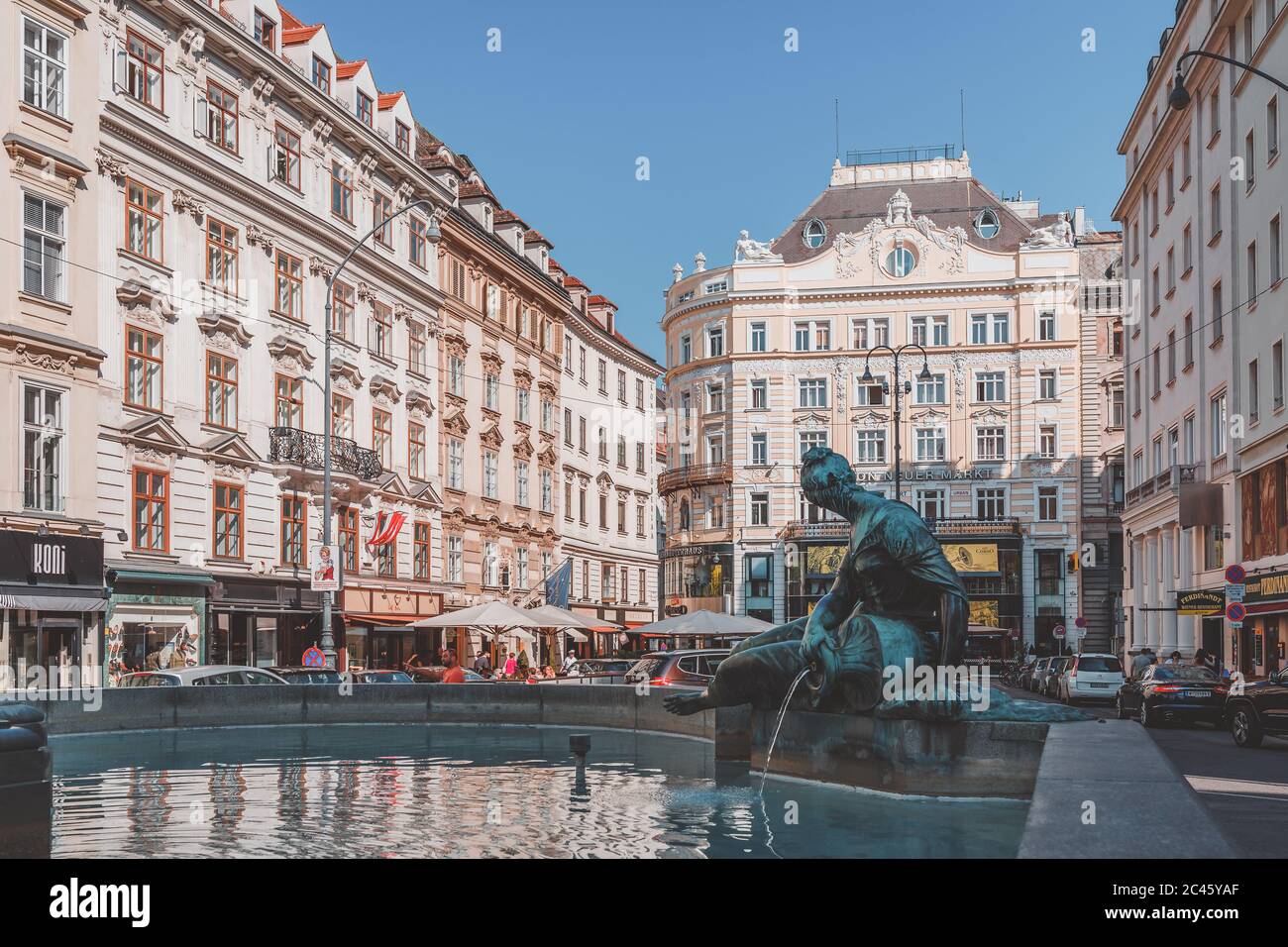 Wiener Stadtszene mit typischen Gebäuden und Brunnen im Vordergrund Stockfoto