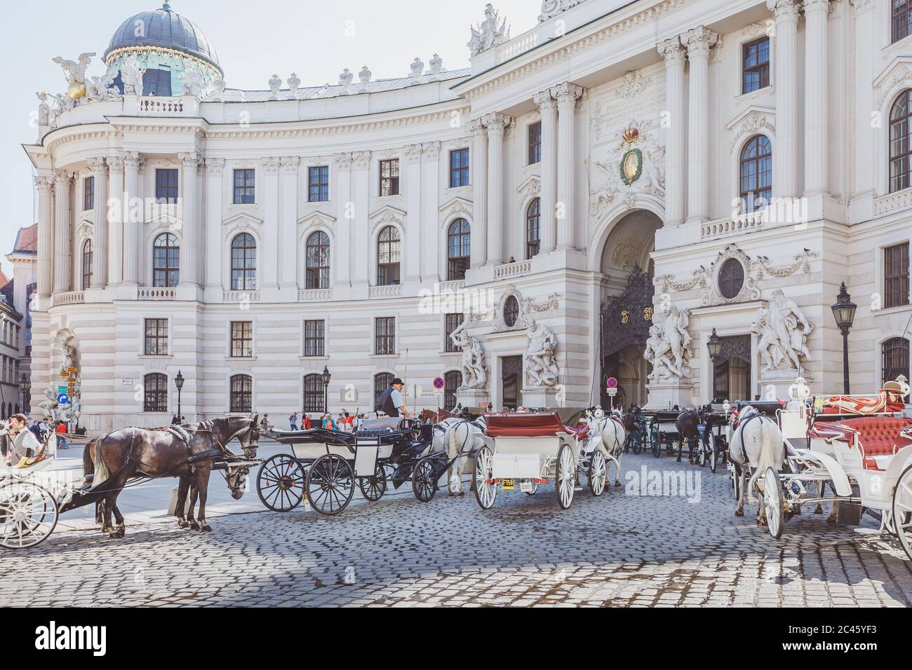 Pferdekutschen stehen vor der Hofburg, dem Wiener Hofburg Stockfoto