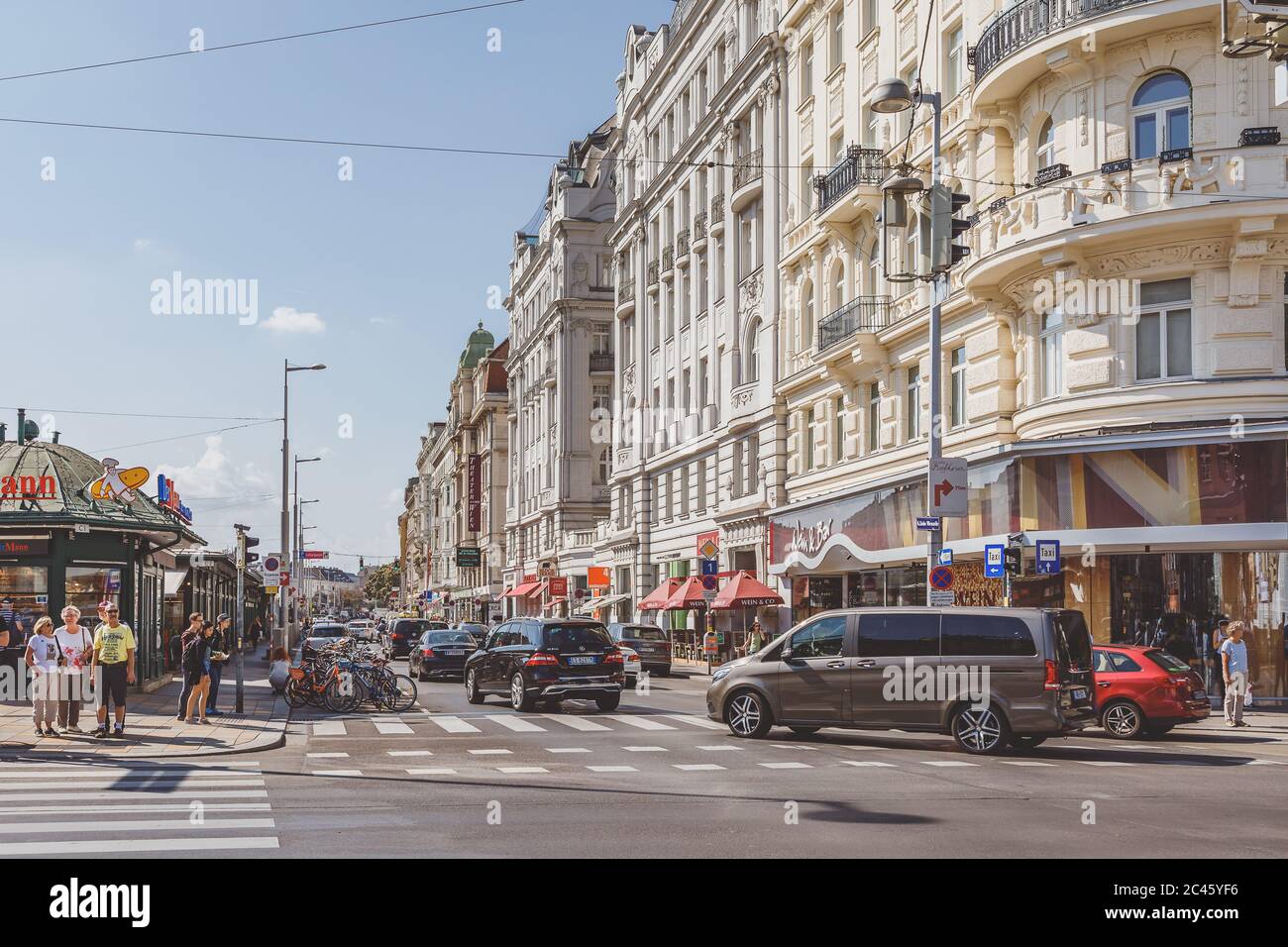 Wiener Stadtszene mit typischen Straßen und Gebäuden tagsüber Stockfoto