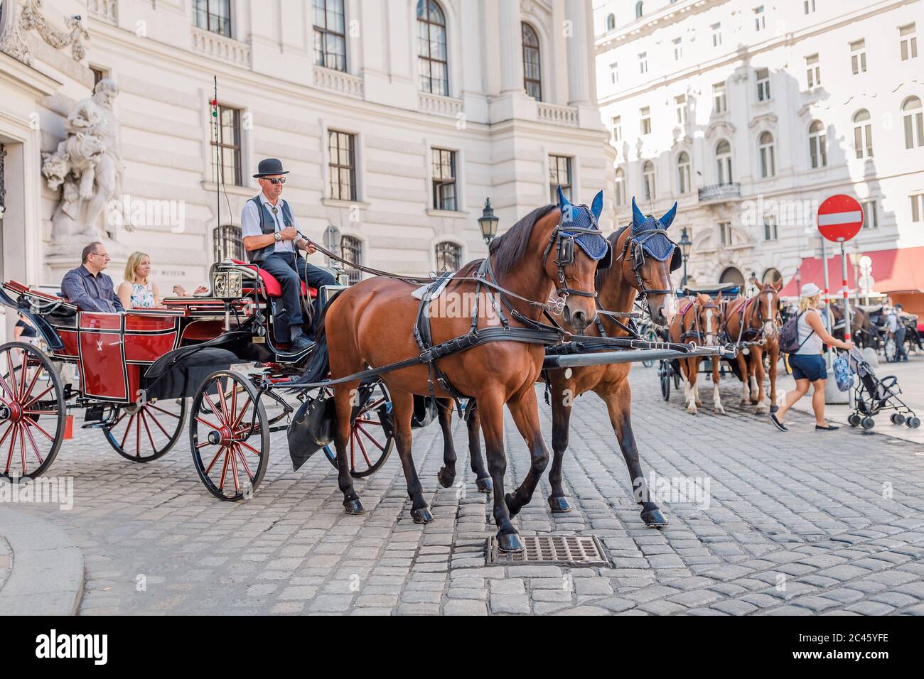 Fiaker - hackney-Kutsche, Kutsche von zwei Pferden in Wien gezogen Stockfoto