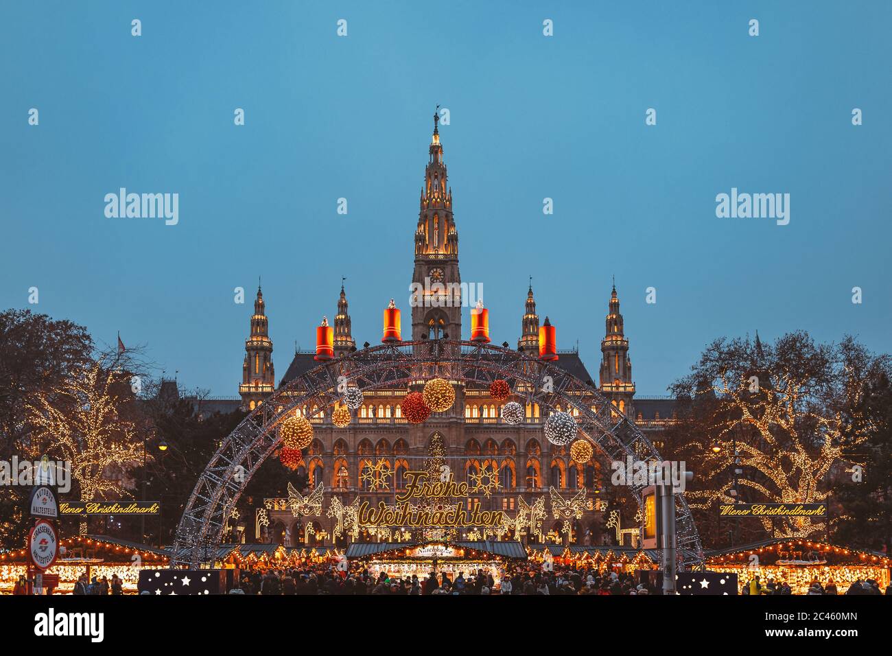 Weihnachtsmarkt im Wiener Rathaus in blauem Stundenlicht Stockfoto