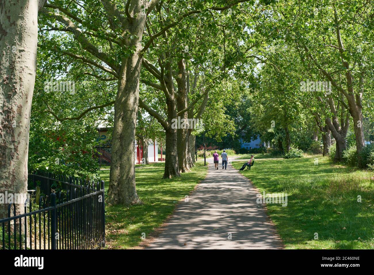 Chestnuts Park, South Tottenham, London, Großbritannien, mit dem Gemeindezentrum im Hintergrund Stockfoto