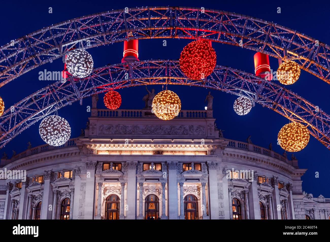 Festlich geschmückter Bogen auf dem Weihnachtsmarkt über dem Hofburgtheater Stockfoto