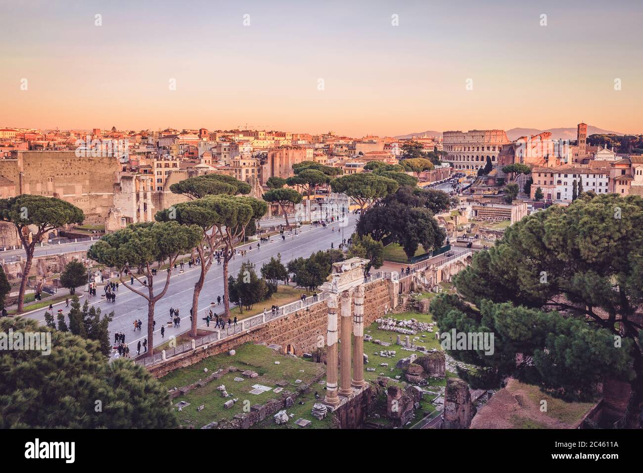 Foro di Cesare und Kolosseum im Hintergrund in goldenem Stundenlicht Stockfoto