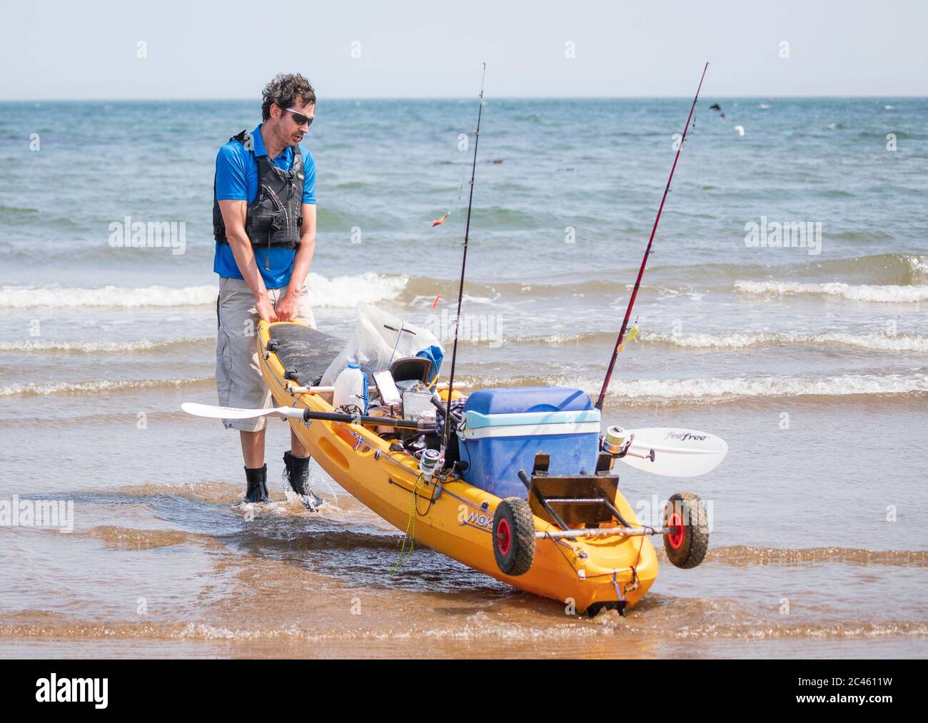 Ein Mann genießt das sonnige Wetter in Scarborough, da Großbritannien für eine Juni-Hitzewelle vorbereitet ist, mit Temperaturen, die diese Woche bis in die Mitte der 30er Jahre steigen werden. Stockfoto