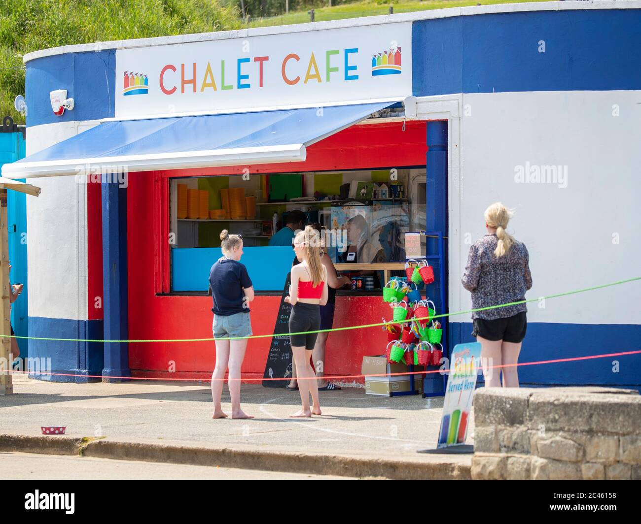 In einem Café in Scarborough stehen die Leute Schlange, da Großbritannien auf eine Juni-Hitzewelle vorbereitet ist, deren Temperaturen diese Woche bis in die Mitte der 30er Jahre steigen werden. Stockfoto