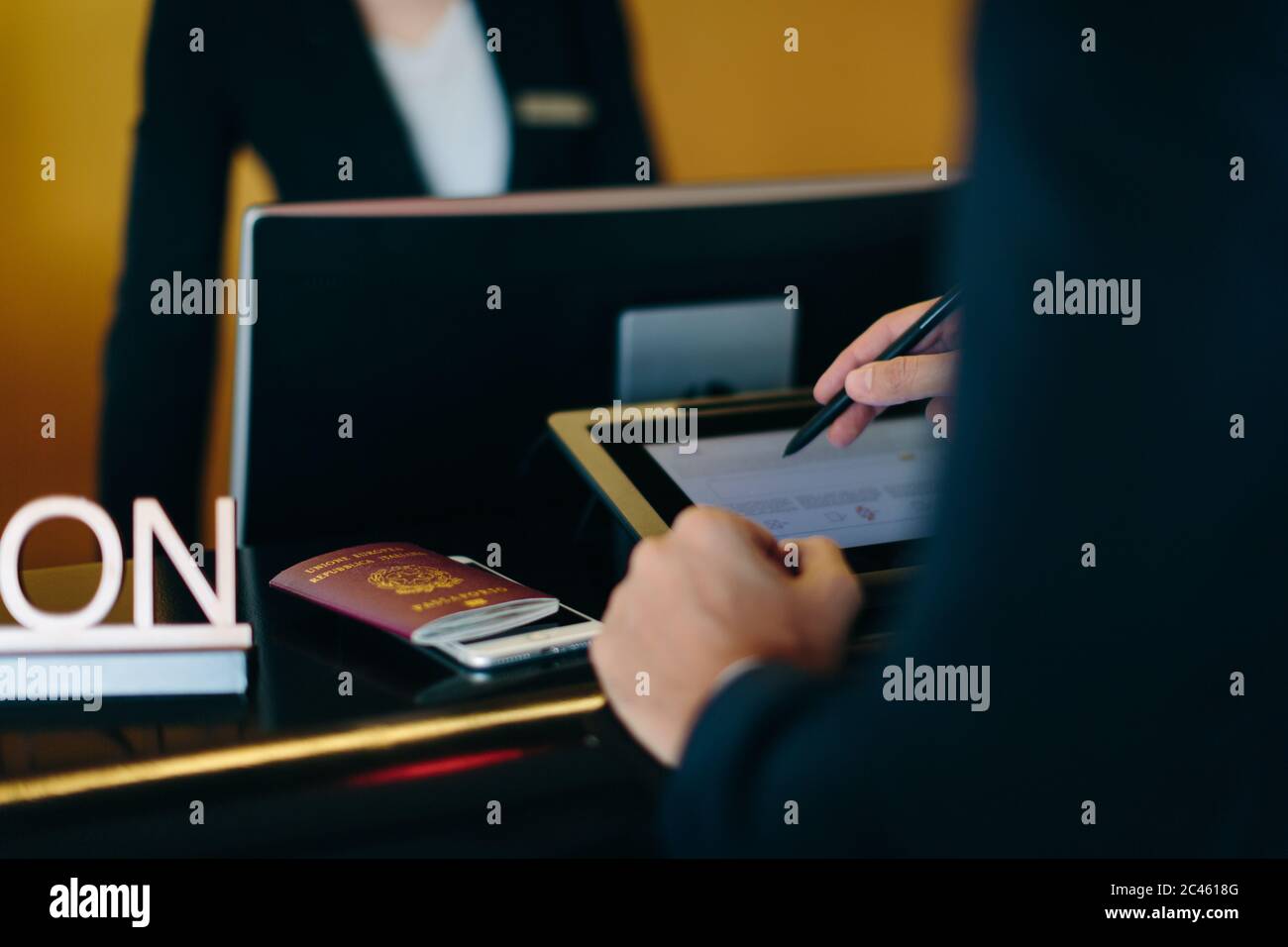 Geschäftsmann Einchecken an der Rezeption Stockfoto