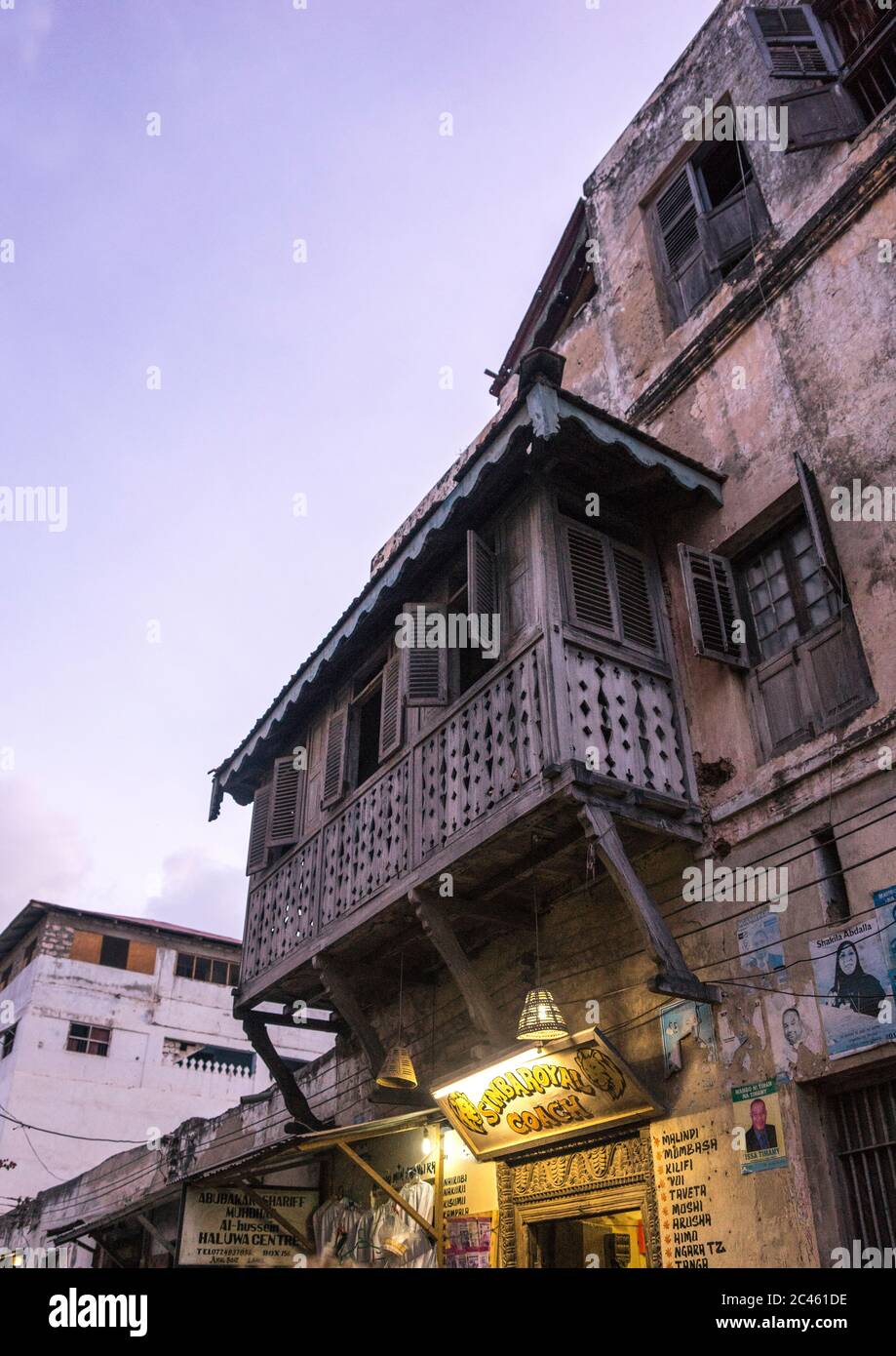Maschrabiyah auf einem alten Haus, Lamu County, Lamu, Kenia Stockfoto