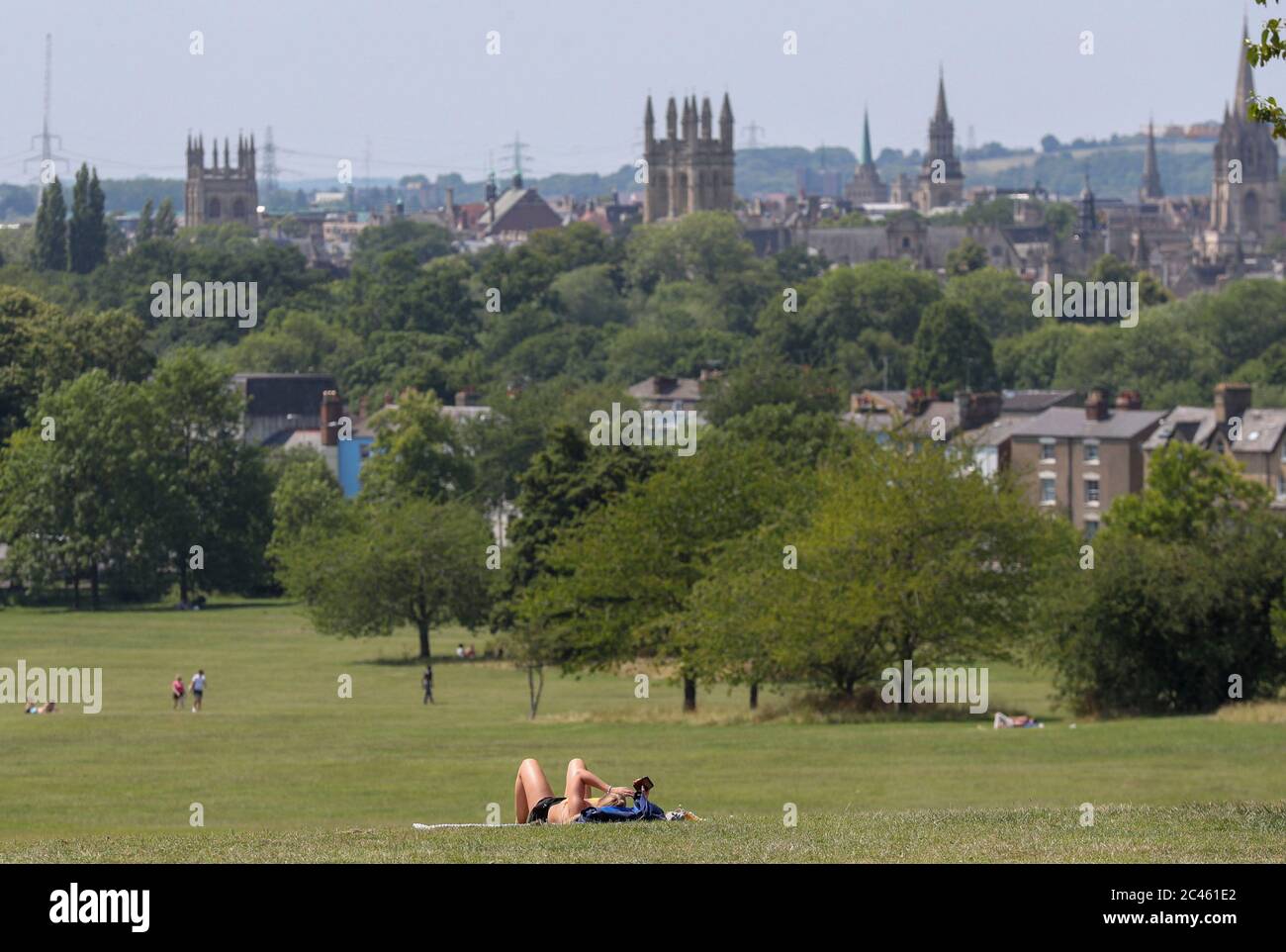 Ein Sonnenanbeter genießt die Sonne in Oxford, da Großbritannien für eine Juni-Hitzewelle vorbereitet ist, da die Temperaturen in dieser Woche bis in die Mitte der 30er Jahre steigen werden. Stockfoto