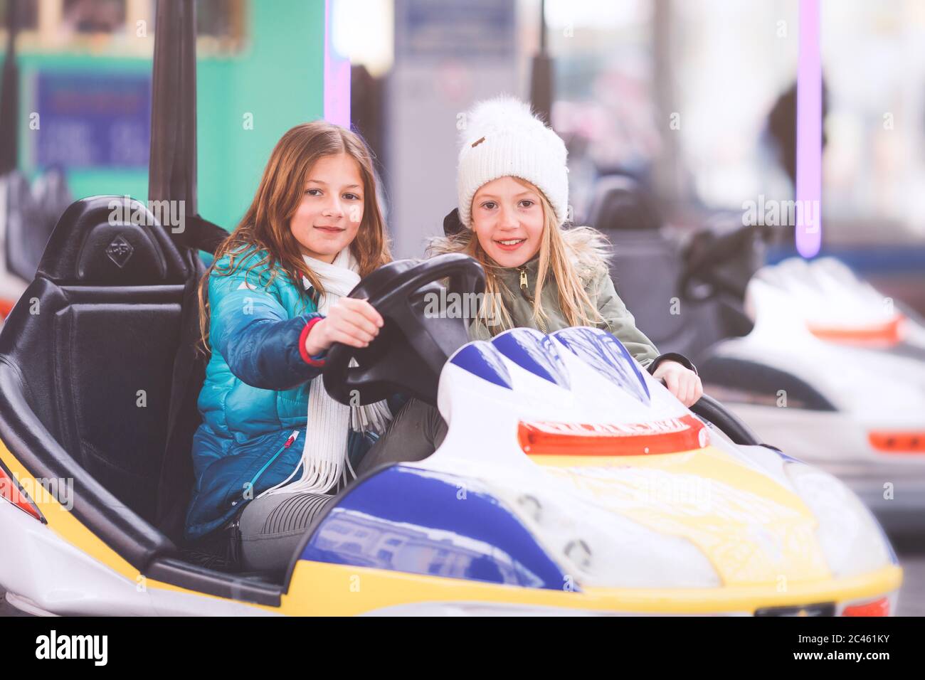 Zwei junge Mädchen fahren in Stoßstange Auto im Prater Vergnügungspark Stockfoto
