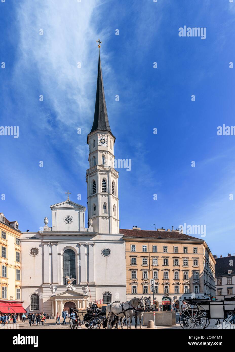 Michaelerplatz mit St. Michael Kirche in Wien Stockfoto