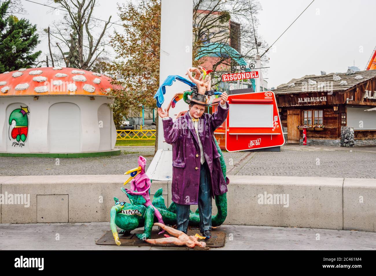 Eine psychedelisch bunte Skulptur im Prater Vienna Amusement Park. Figuren sollen Prater Besucher amüsieren. Stockfoto