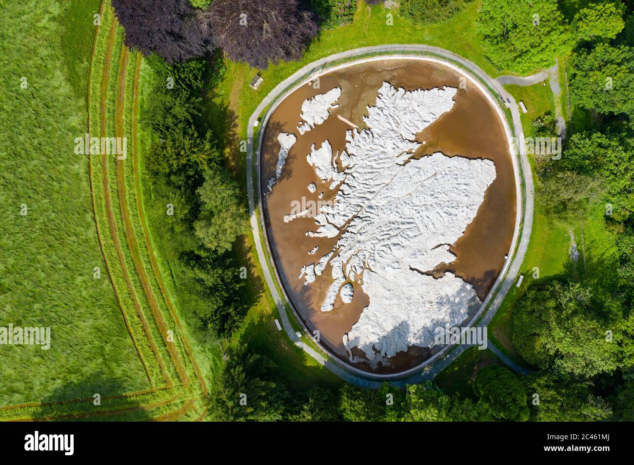 Eddleston, Schottland, Großbritannien. Juni 2020. 24 Eine Luftaufnahme der Great Polish Map of Scotland, als spiegelte sie die sonnigen, wolkenfreien Bedingungen, die Schottland heute genießt. Die Karte ist ein dreidimensionales Modell im Massstab aus Beton im Außenmaßstab von 40 m x 50 m, das sich im Barony Castle Hotel in Eddleston bei Peebles befindet. Es wurde von dem polnischen Kriegsveteranen Jan Tomasik zwischen 1974 und 1979 gebaut und gilt als das weltweit größte Geländetelief-Modell. Die Skulptur ist ein denkmalgeschütztes Gebäude der Kategorie B. Iain Masterton/Alamy Live News Stockfoto