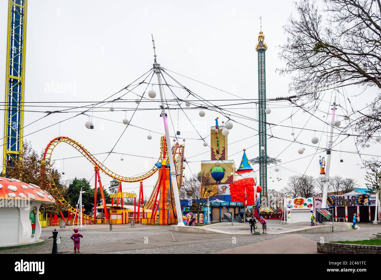 Prater Vergnügungspark am Wintertag. Tagsüber ist der Freizeitpark leer. Konzept für einen leeren Freizeitpark in der Nebensaison. Stockfoto