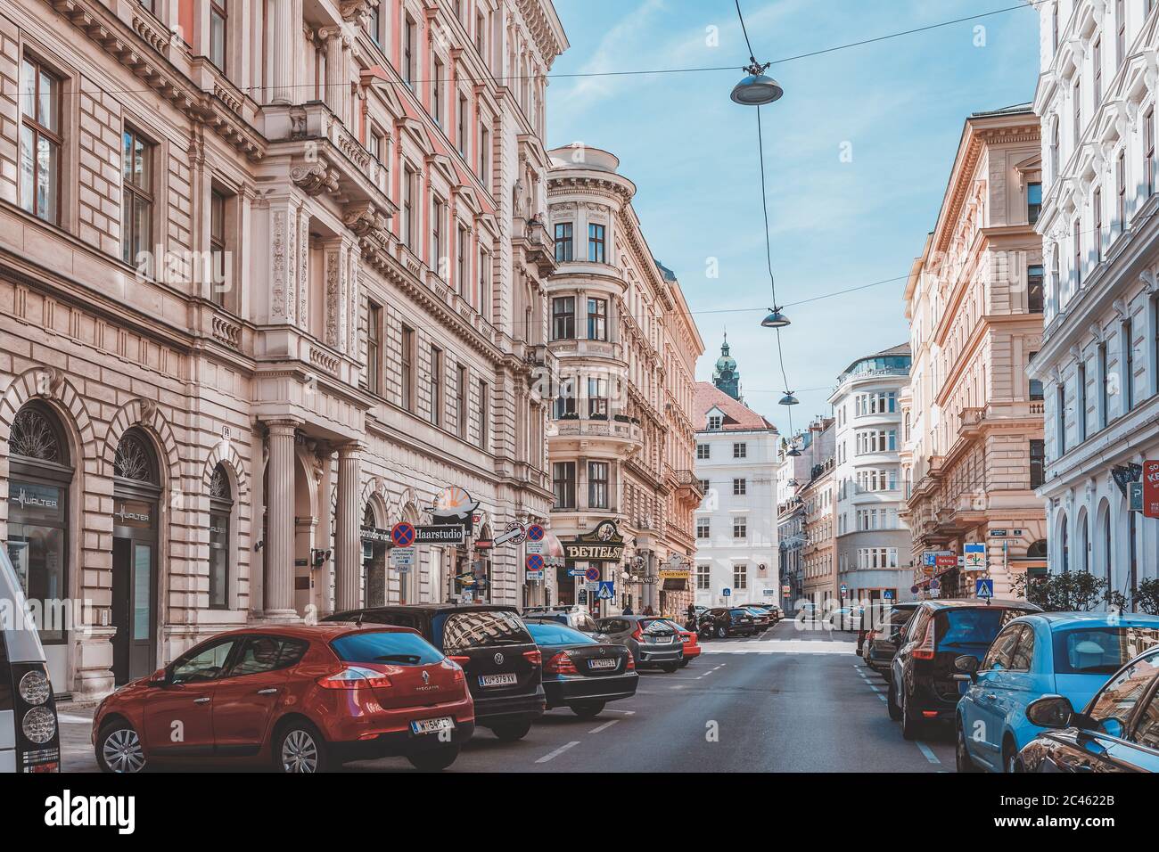 Wiener Stadtszene mit typischen Straßen und Gebäuden tagsüber Stockfoto
