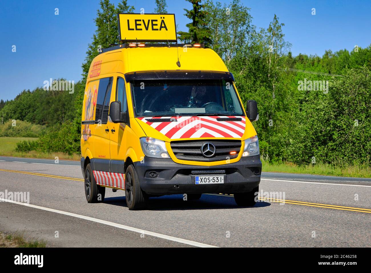 Mercedes-Benz van Pilot-Fahrzeug oder Begleitfahrzeug mit Geschwindigkeit eskortieren einen Konvoi von Lastwagen mit übergroßen Lasten. Forssa, Finnland. Juni 15, 2020. Stockfoto