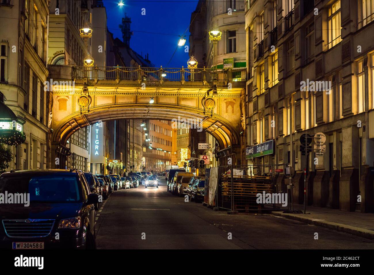 Blick auf die Wiener Straße bei Nacht. Die hohe Brücke ist eine Brücke über den Tiefgraben in der Inneren Stadt, Wien, Österreich. Stockfoto