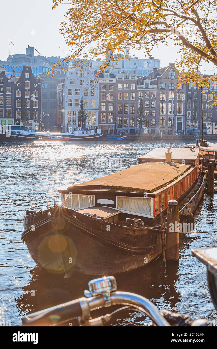 Altes Boot auf einem Kanal in Amsterdam Stockfoto