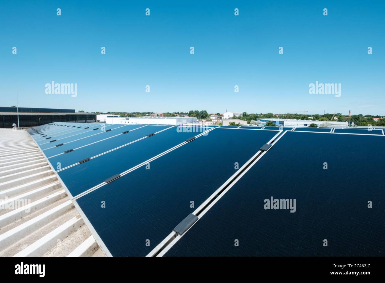 Photovoltaik-Paneele auf Solar-Dachkraftwerk Stockfoto
