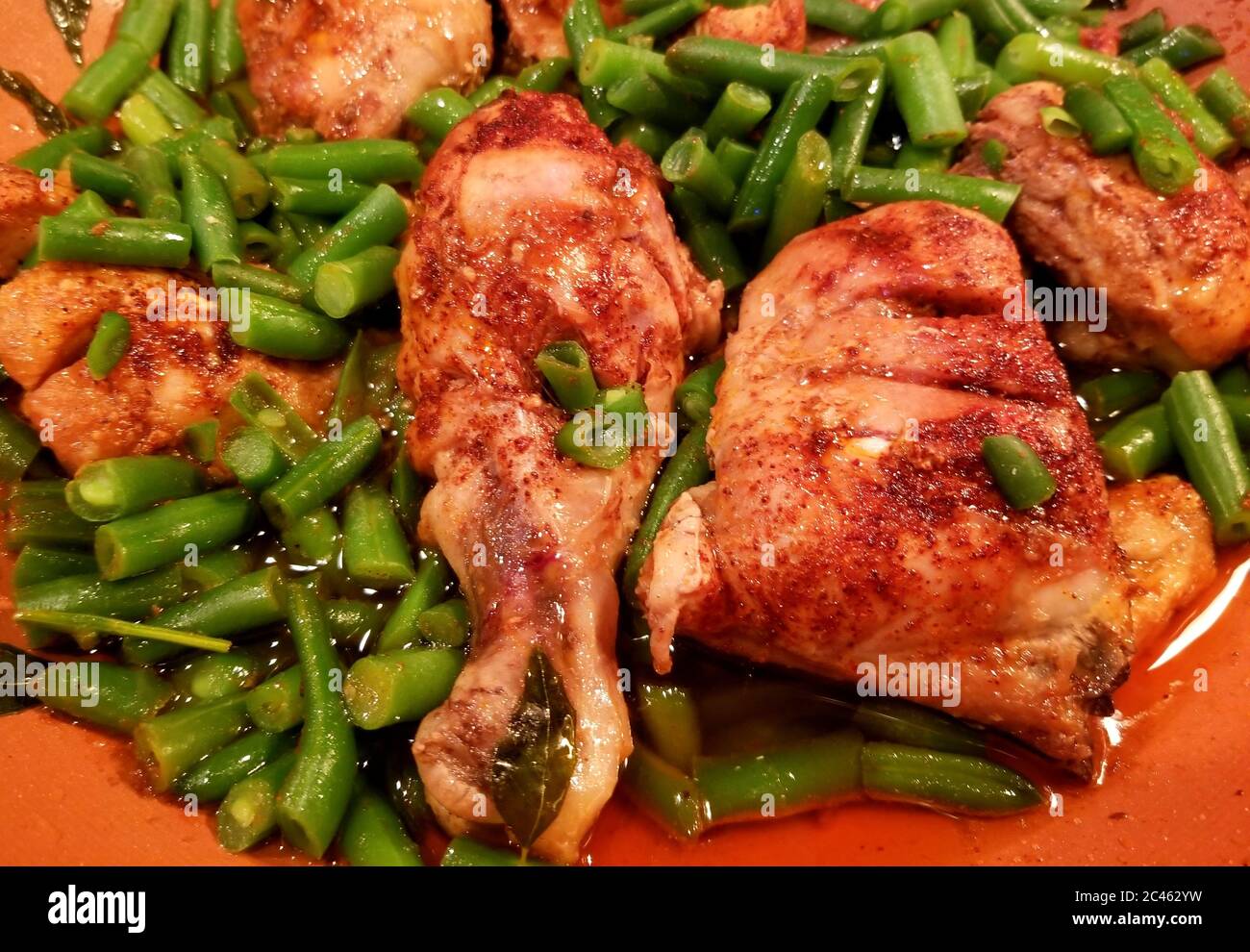 Gebratenes Huhn mit grünen Bohnen in trockener Currypaste Stockfoto