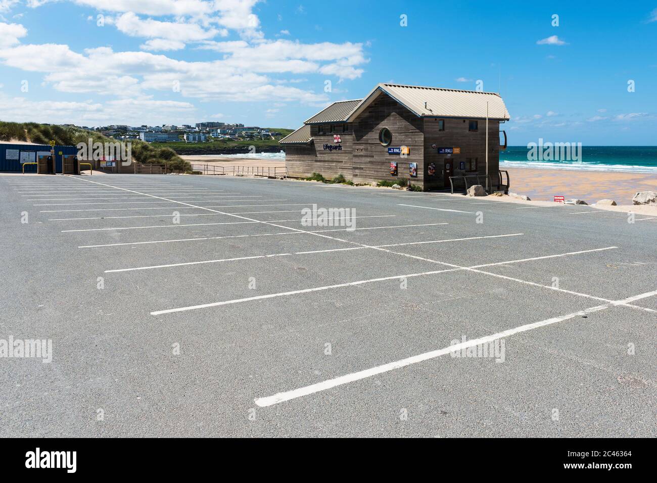 Ein normalerweise sehr besorgter Parkplatz bei Fistral ist aufgrund der Coronavirus Covid 19 Pandemie in Newquay in Cornwall nun praktisch leer. Stockfoto
