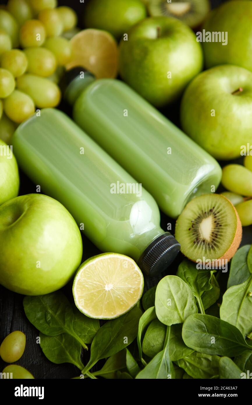 Frisches Obst und Gemüse in grünem Farbkonzept Stockfoto