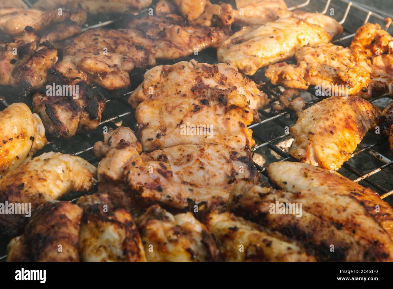 Nahaufnahme von köstlichen und saftigen Hühnerfleisch auf einem Holzkohlegrill gekocht. Leckere Snack-Party. Stockfoto