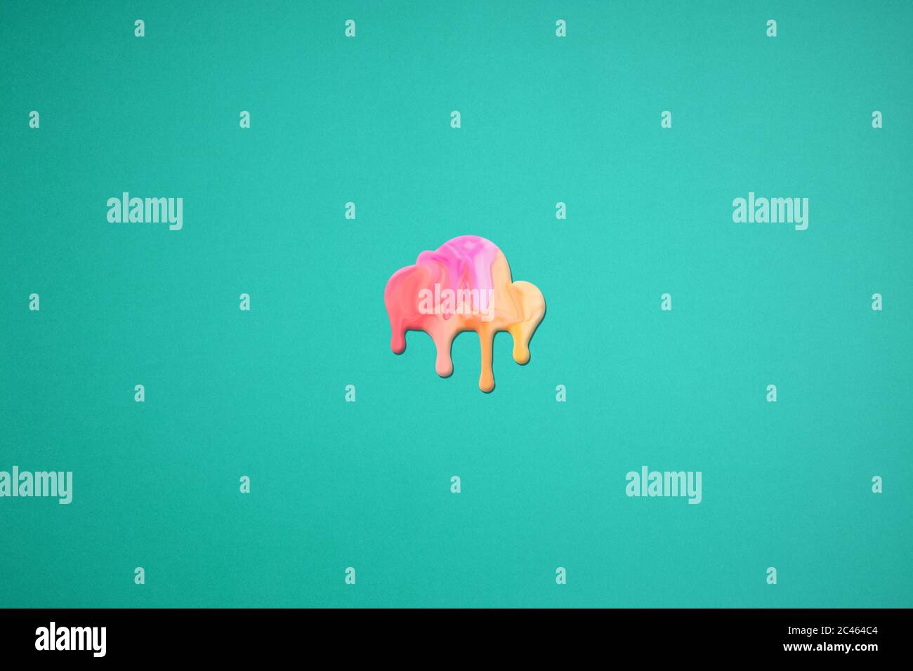 Kreative minimal lebendige Tropfen gemischte Farben Wolke. Bunte Farbe Hintergrund. Stockfoto