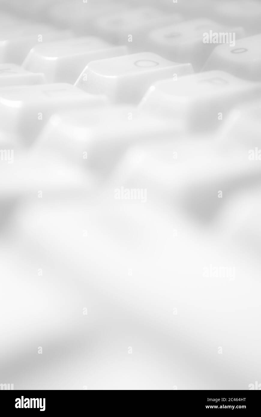 Nahaufnahme der Computertastatur über weißem Hintergrund mit selektivem Fokus Stockfoto