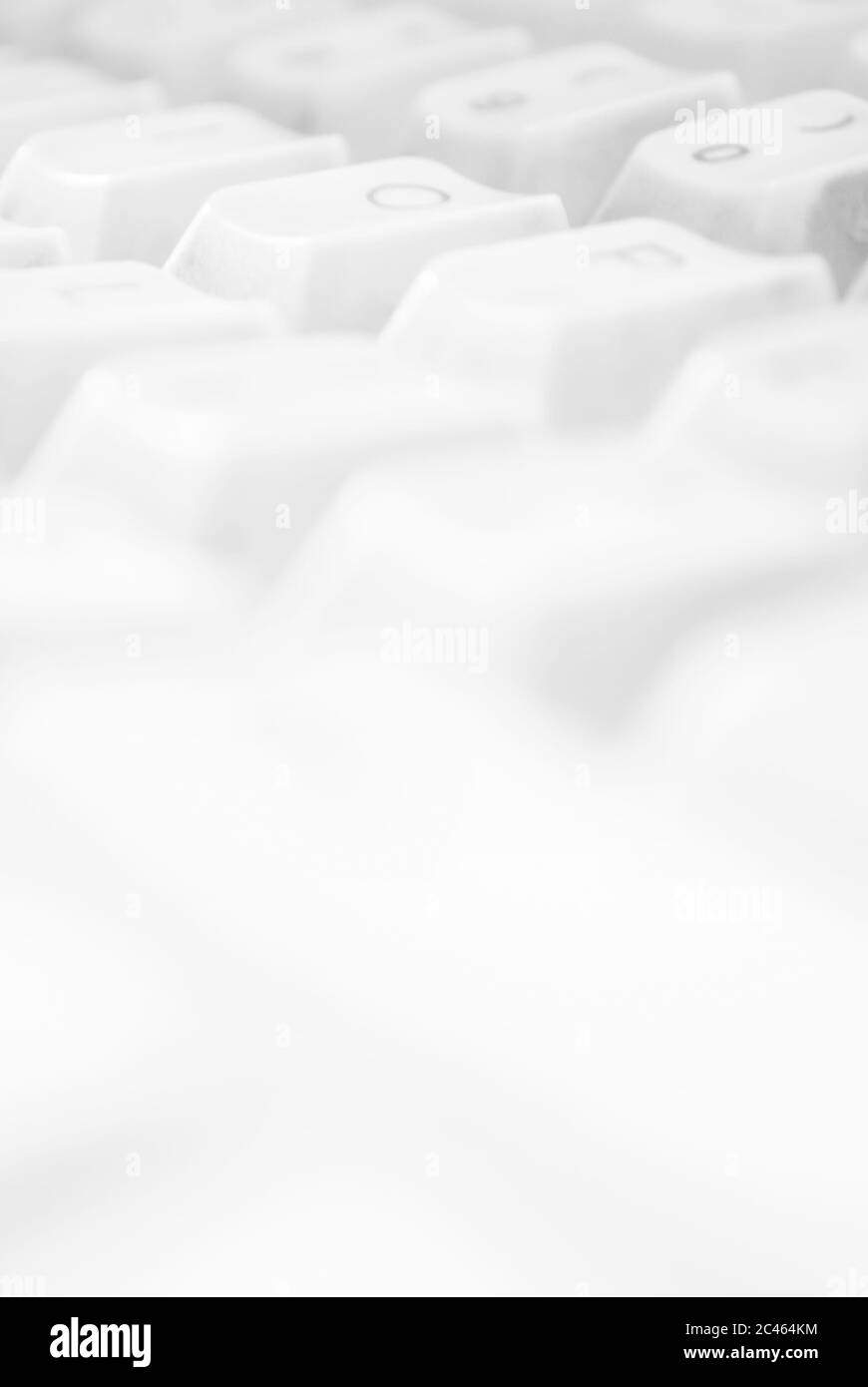 Nahaufnahme der Computertastatur über weißem Hintergrund mit selektivem Fokus Stockfoto