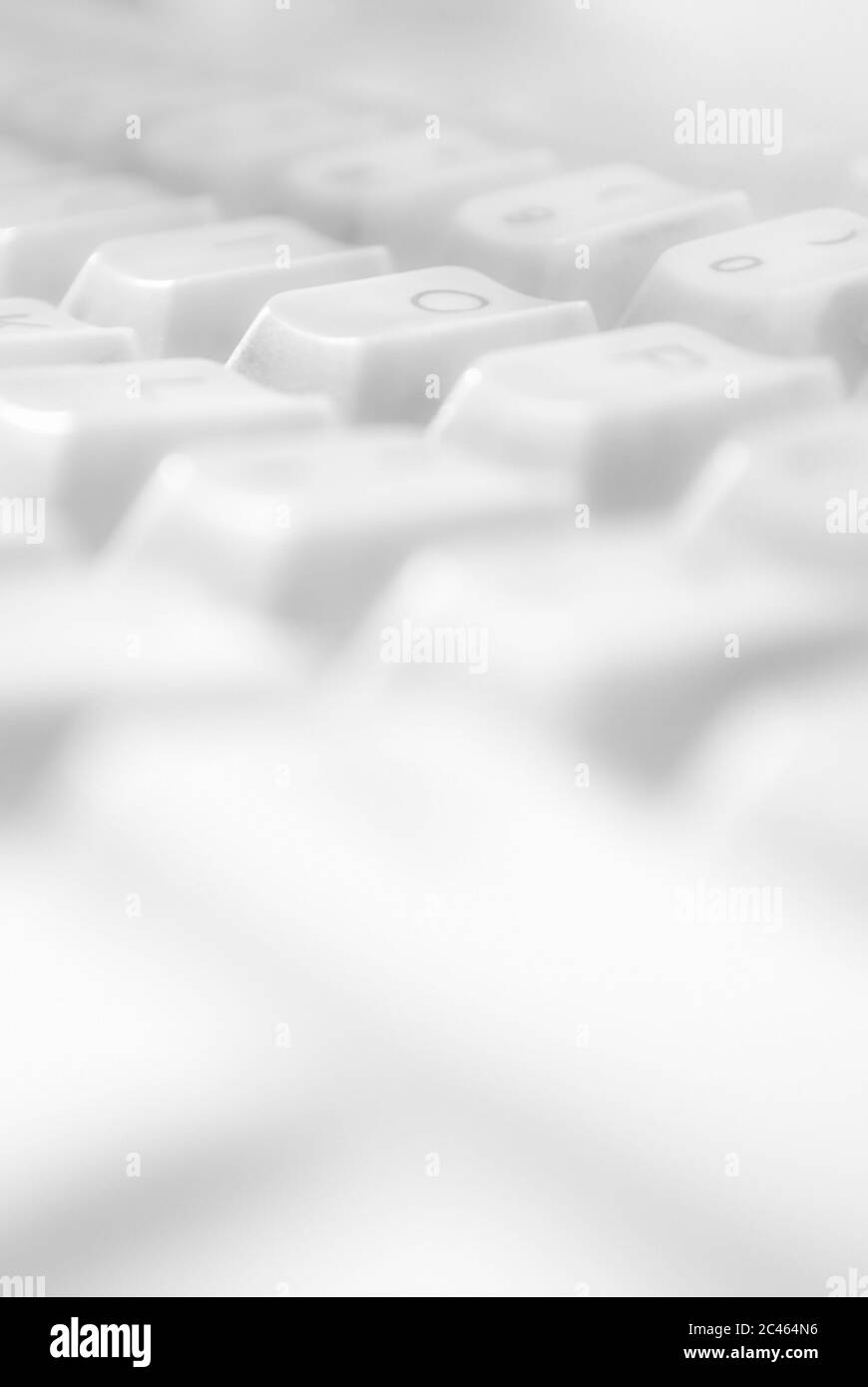 Nahaufnahme der Computertastatur über weißem Hintergrund mit selektivem Fokus Stockfoto