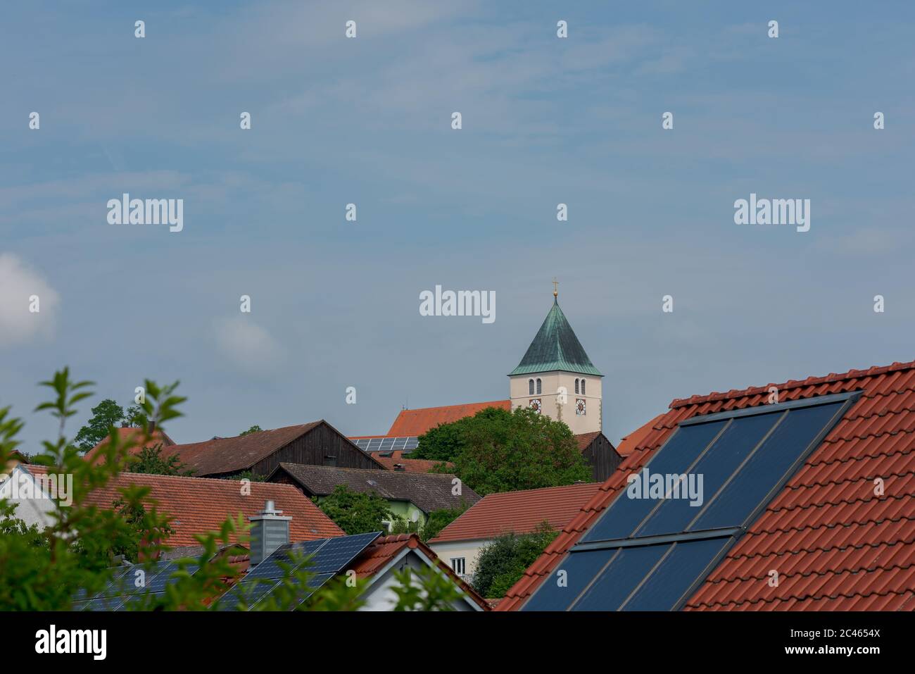 Pettendorf Kirche und Dächer mit Solarzellen Stockfoto