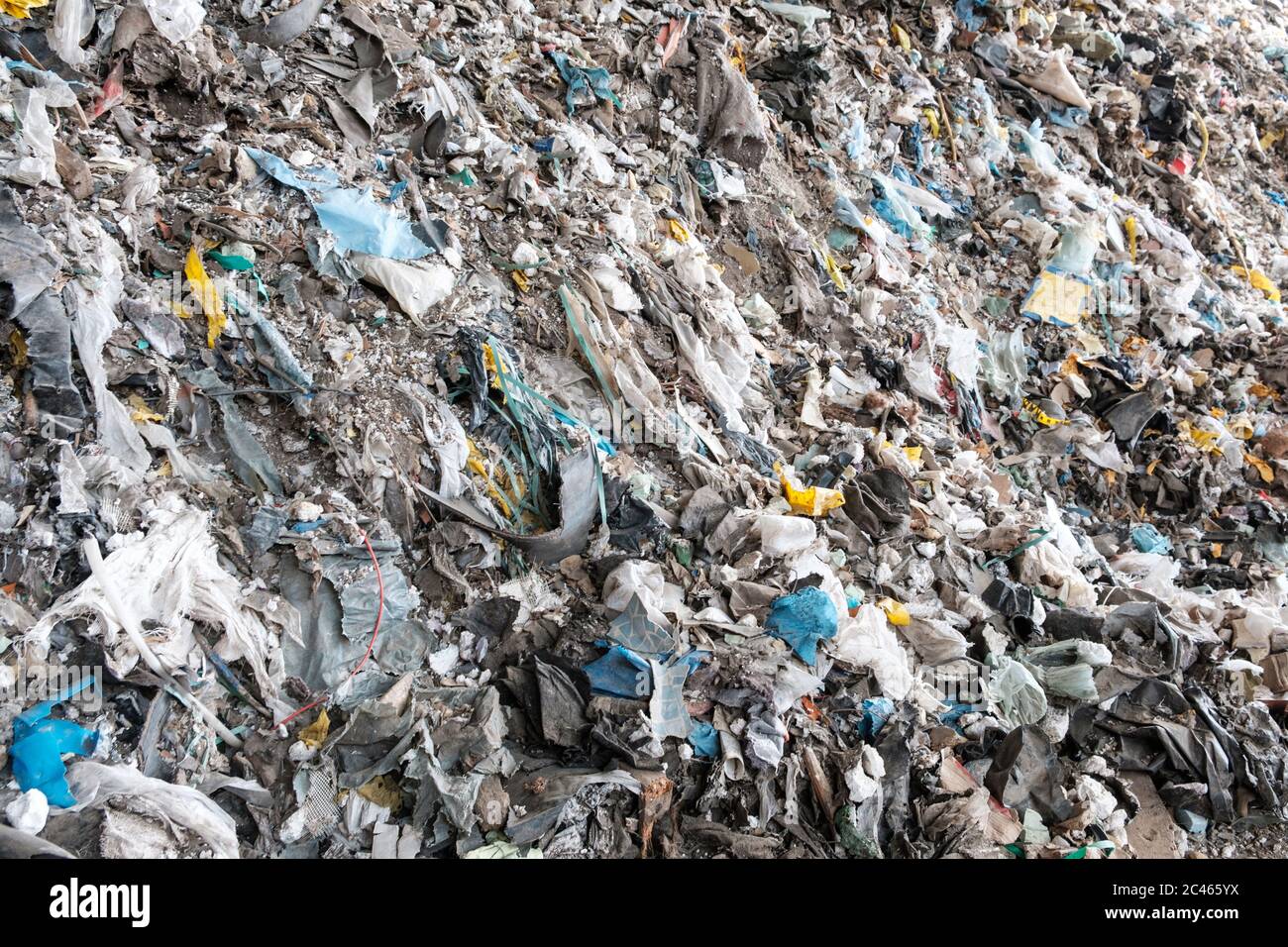 Müllschließerei, Plastikmüll und Müll in der Recyclingfabrik - Stockfoto