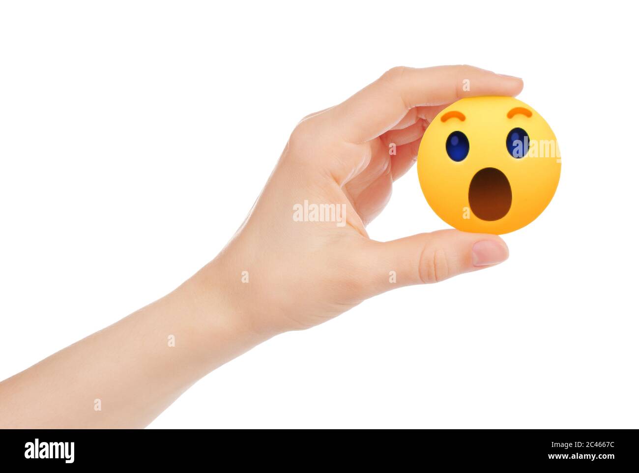 Kiew, Ukraine - 15. Mai 2019: Hand hält neue Facebook Wow empathische Emoji-Reaktion, gedruckt auf Papier. Facebook ist ein bekannter Social Networking Service Stockfoto