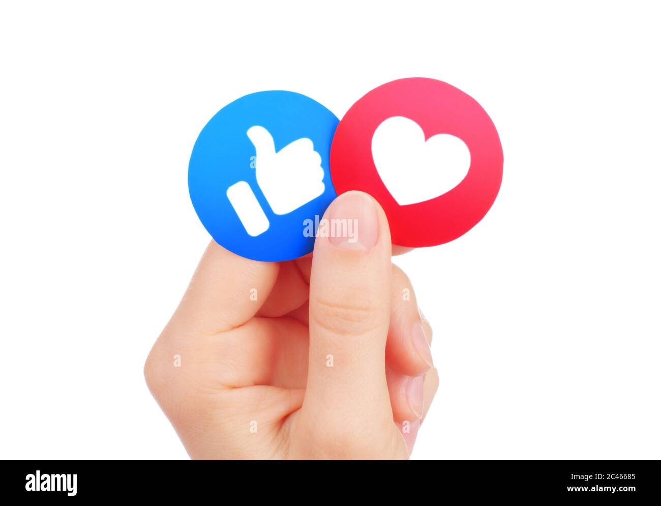 Kiew, Ukraine - 15. Mai 2019: Hand hält neue Facebook Like and Love empathische Emoji-Reaktionen, gedruckt auf Papier. Facebook ist ein bekanntes soziales Netzwerk Stockfoto