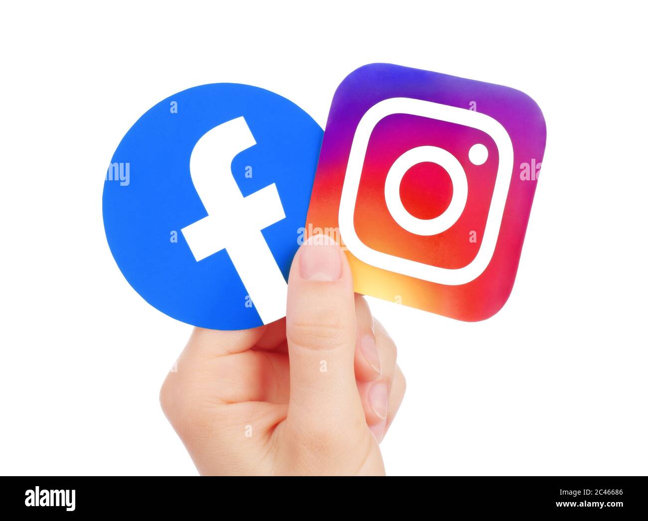 Kiew, Ukraine - 15. Mai 2019: Hand hält neues Facebook-Logo und Instagram auf Papier gedruckt. Instagram ist ein Foto und Video-Sharing Social Networking se Stockfoto