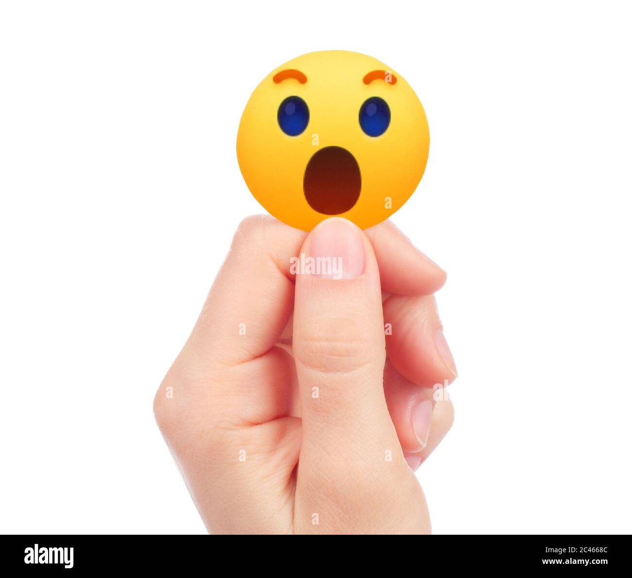 Kiew, Ukraine - 15. Mai 2019: Hand hält neue Facebook Wow empathische Emoji-Reaktion, gedruckt auf Papier. Facebook ist ein bekannter Social Networking Service Stockfoto